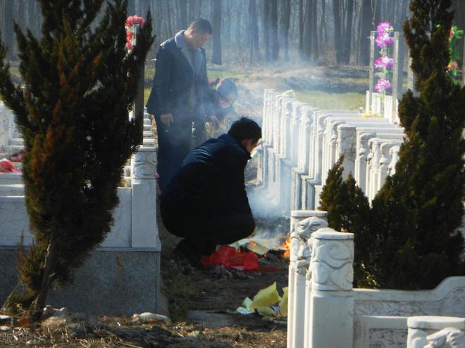 上坟上坟惹得祸上门”清明有啥讲究凯发一触即发老话说：“闰月清明不