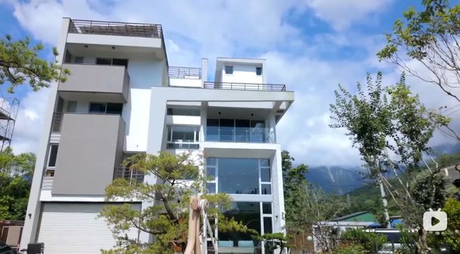 会按电梯她却为 “拍手关门” 后悔到吐槽凯发k8国际首页登录谢依霖别墅大公开：猫(图2)